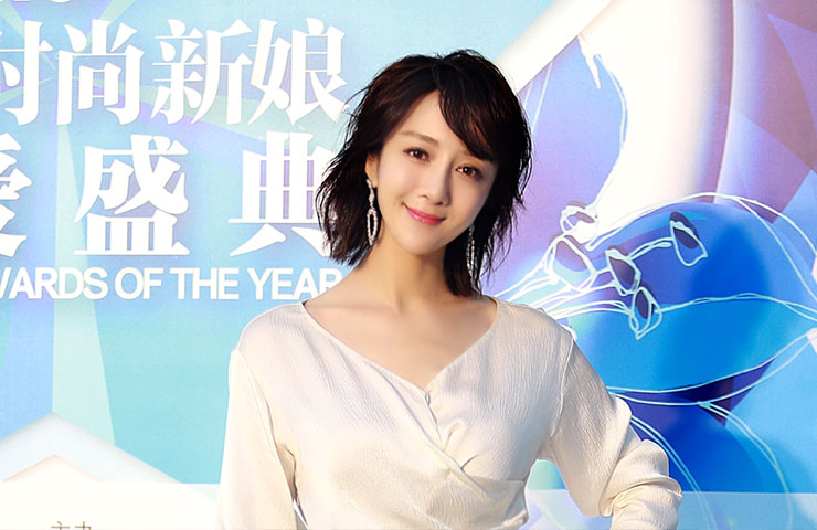 李依晓亮相2017百合·时尚新娘-致爱盛典 光彩照人眼带桃花