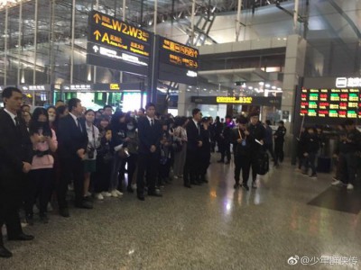 杨洋空降广州 着装帅气引发现场粉丝尖叫
