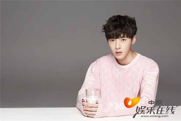 方逸伦纯美写真曝光 牛奶君变暖男撩人十足