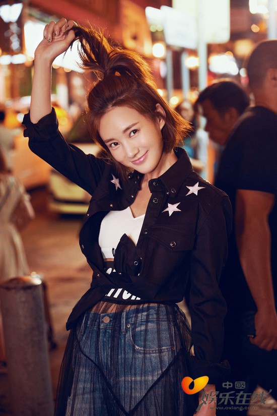 李一桐时尚街拍大片 化身“夜精灵”率性时髦