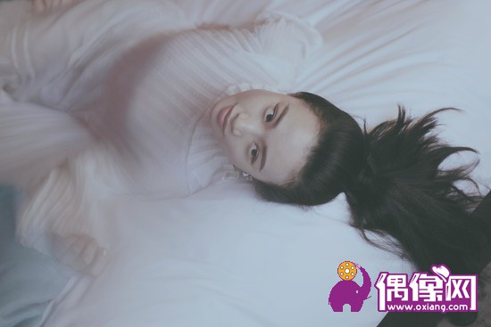 李梦“天鹅湖”写真曝光 薄纱白裙仙气十足