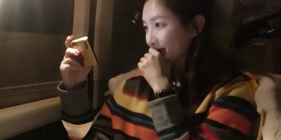 齁甜！江疏影下飞机第一件事竟是看他