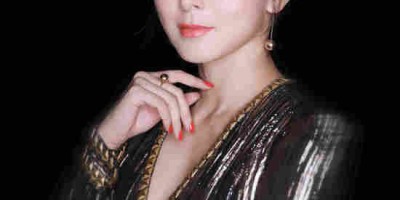 胡静现身GQ年度人物盛典 深V礼服内藏秋裤展“小心机”