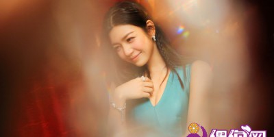 陈妍希获封“年度美丽偶像” 梳小辫性感中带俏皮