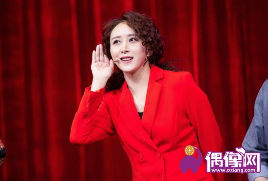 《喜剧总动员2》胡静新年红西装喜气登场 大胆挑战爆炸双马尾