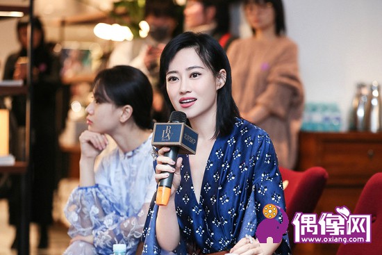 “文艺女神”谭卓受邀出席摄影展 长裙深V摇曳妖娆女人味