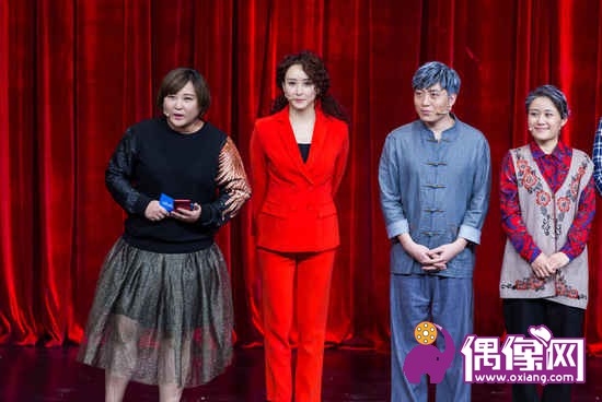 胡静《喜剧总动员》造型抢眼 为作品不断放飞自我