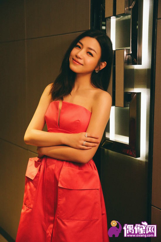陈妍希抹胸红裙甜美亮相 大方露美背