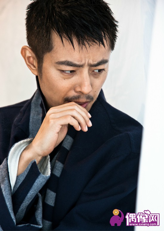 柳明明冬日写真曝光 自由随性尽显雅痞风范