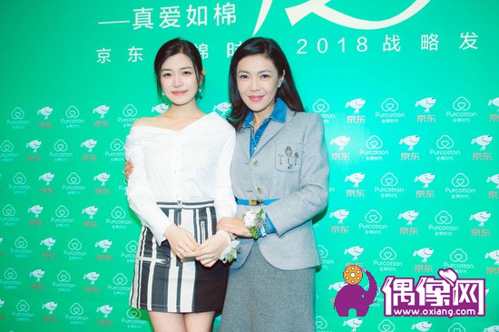 陈妍希白衣短裙清新而来 锁骨美腿超吸睛