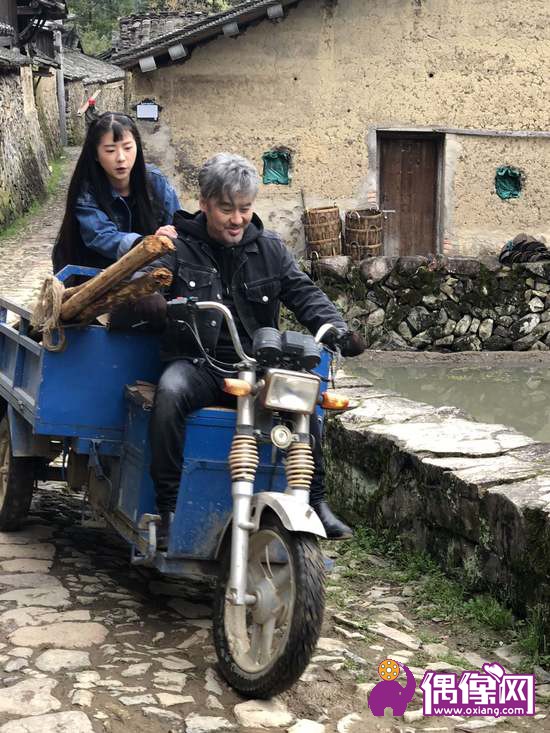 吴秀波下乡拍戏被偶遇 网友：画风带跑偏