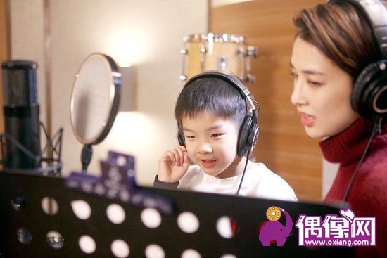 黄圣依与儿子安迪温情合唱《妈超3》主题曲，学院风海报美美哒！