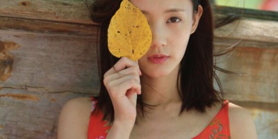 李一桐沙滩度假照 素颜皮肤透亮气质过人