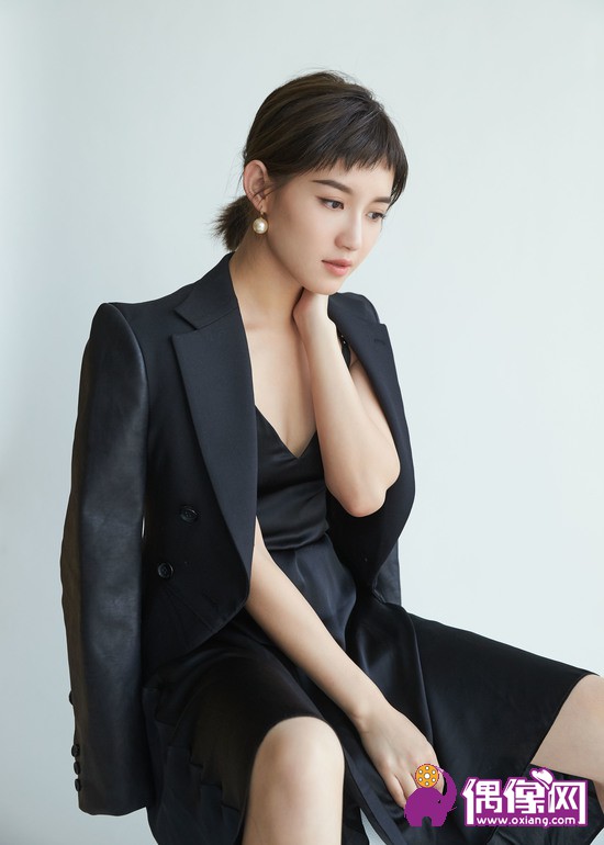 苏青黑色长裙短发马尾杀 2018影视时尚全面开花