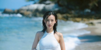 李一桐沙滩度假照曝光 素颜五官精致气质动人