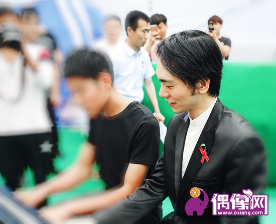 吴牧野戴黑超献爱心   与艾滋病感染少年吃饭弹琴