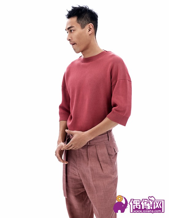 杨祐宁曝封面大片 夏日型男引杜宾犬索吻