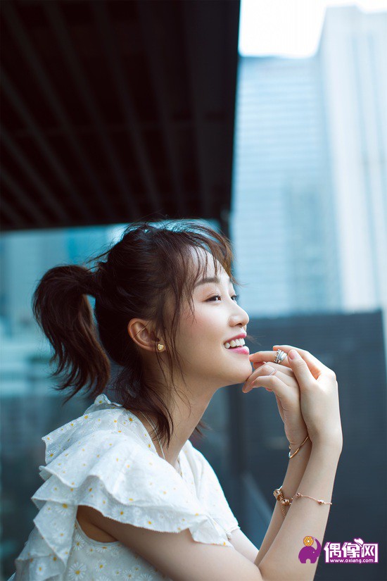 蓝盈莹出席活动时尚感满满   潮流搭配散发清新少女魅力