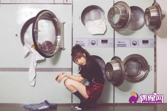 王子祯时尚写真曝光   经典红黑造型诠释氧气美女