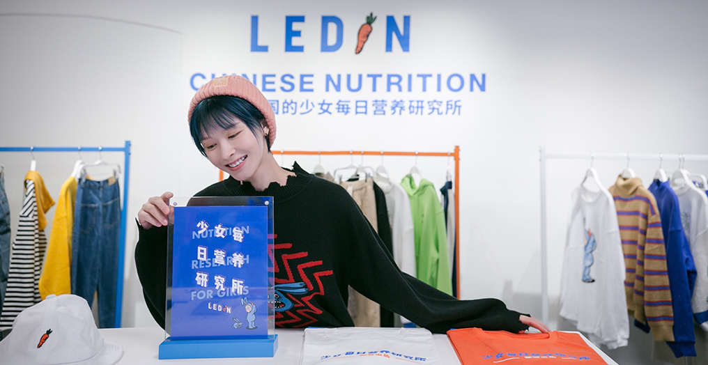 李萌萌亮相巴黎快闪店 铁塔前秀高难度空中一字马