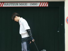 王嘉教学秋日穿搭套路 大玩叠穿彰显元气魅力