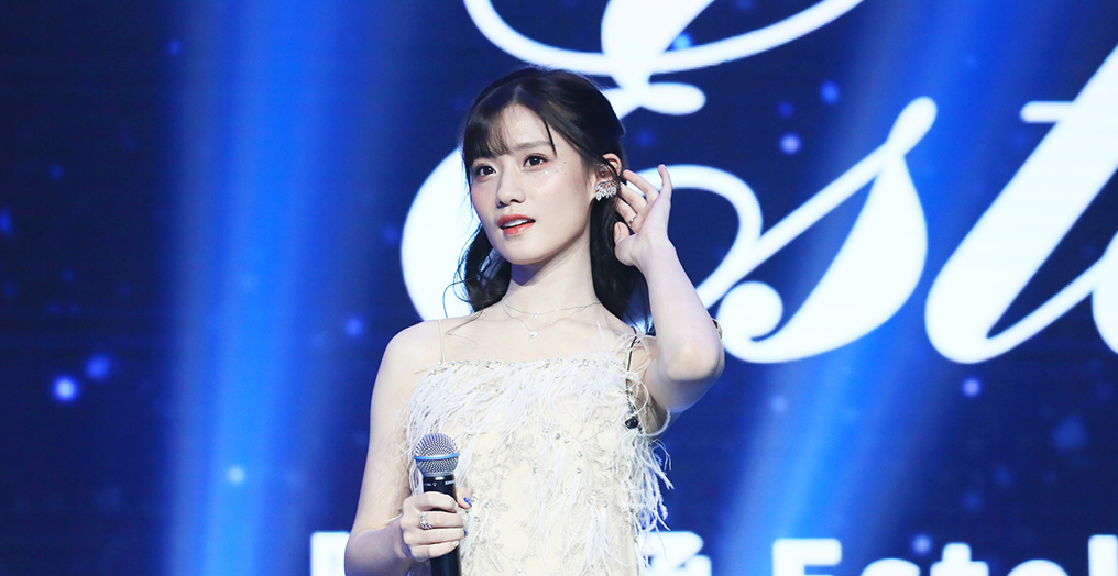 生日会首爆新歌《间谍》 陈意涵Estelle自弹自唱仙气十足
