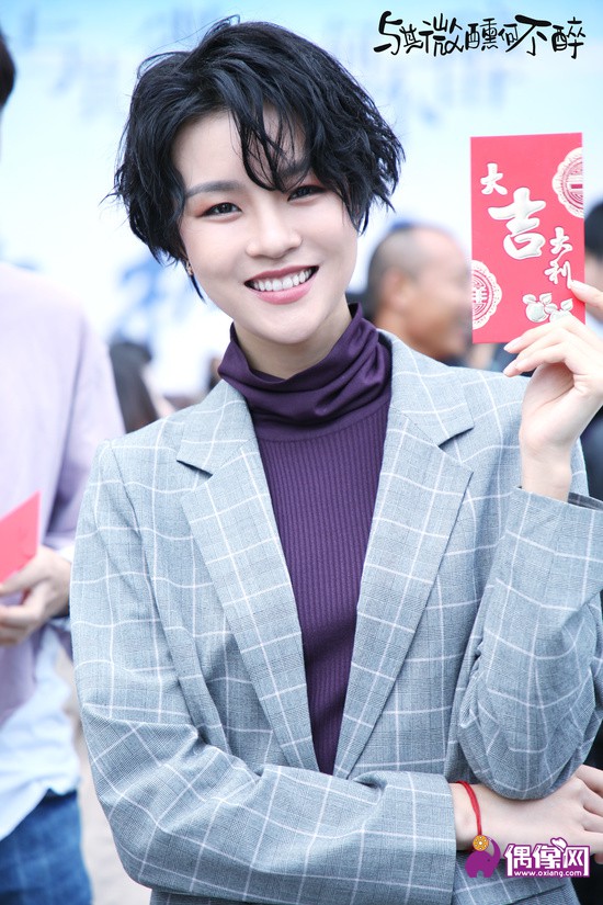 张婉清《与其微醺何不醉》化身杂志编辑 清冷禁欲攻气十足
