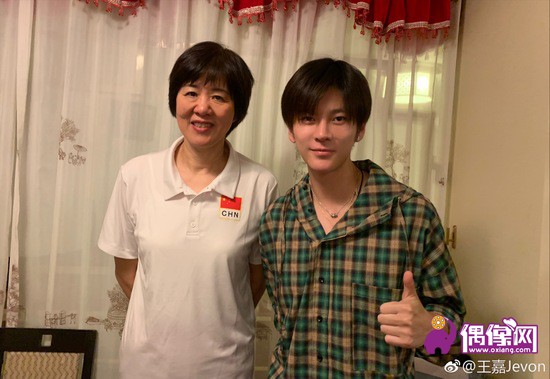 王嘉看女排与郎平合影 打飞的看决赛是真迷弟