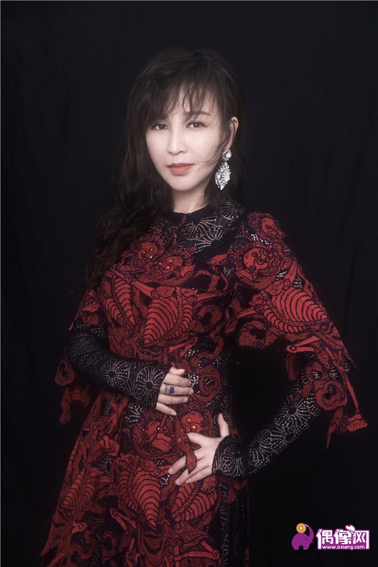 岳丽娜时尚大片 光影交错诠释高级质感