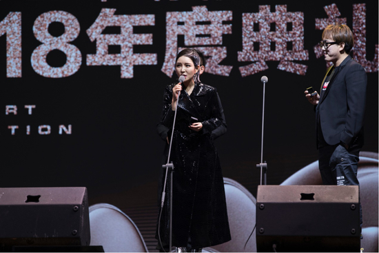 崔子格帅气压轴流行金曲排行榜红毯 获“年度最佳OST演唱”大奖