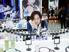 尹正与周冬雨一起出席某品牌发布会 被赞暖心绅士