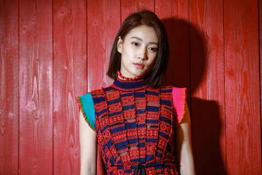 啜妮红色长裙出席时尚活动 满分演绎行走的衣架子