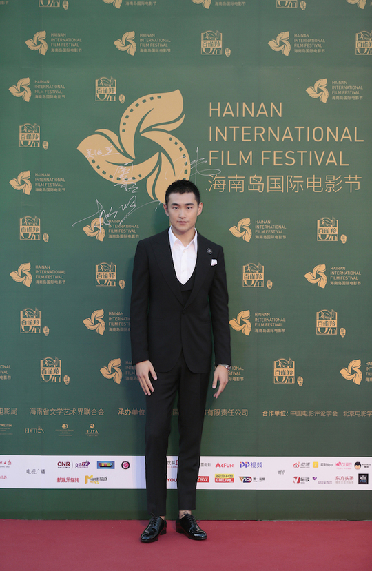 王彦霖西装亮相电影节帅气有型 携新作备受期待
