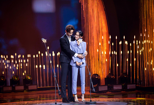何泓姗惊艳亮相气场满分 获“年度突破电视剧女演员”