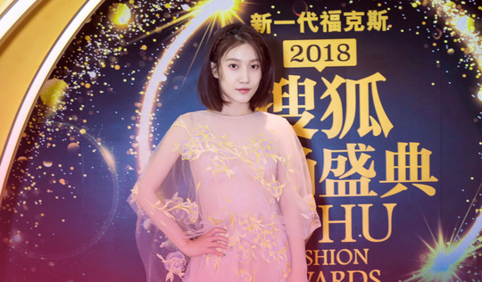 啜妮出席时尚活动 气质柔美薄纱轻扬似仙女