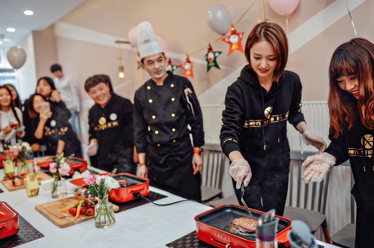 董璇现身粉丝十五周年聚会 亲自下厨宠粉力十足