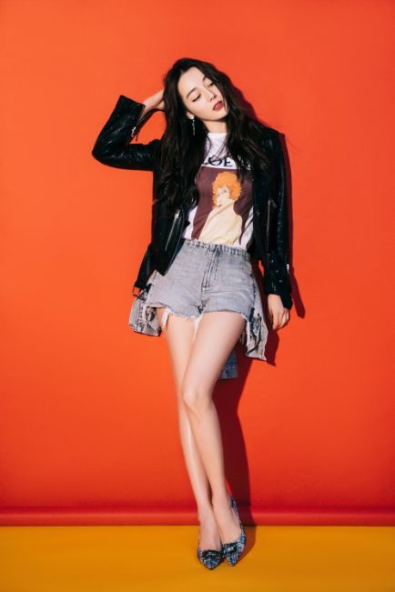 迪丽热巴穿格纹高跟鞋现身卓诗尼20周年庆典,有型有腿