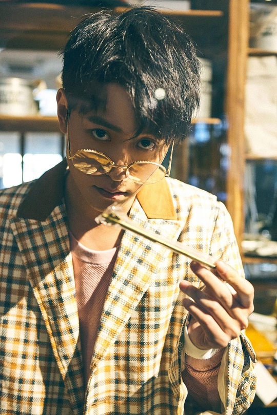 秦俊杰怀旧风写真曝光 金丝眼镜沉淀复古腔调