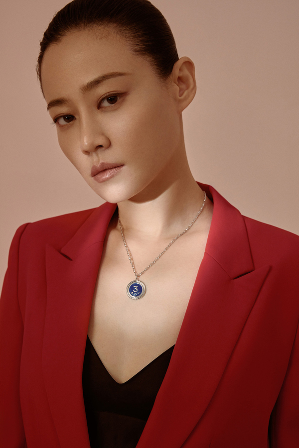 谭卓“数独”大片超时髦 跨界演绎艺术饰品