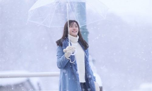 秦岚曝北海道日系风写真 犹如冬日暖阳太治愈