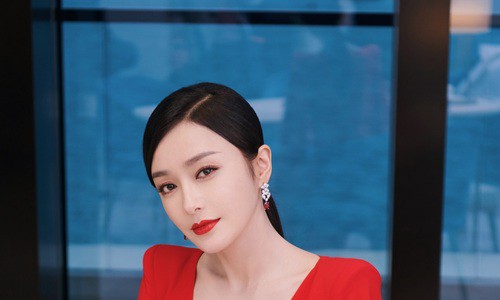 秦岚与女神林青霞同框 同色系红色长裙尽显优雅气质