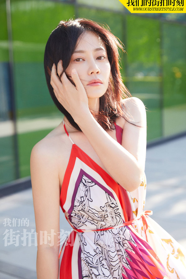 谭卓初夏清凉街拍 美腿修长肩颈线优越