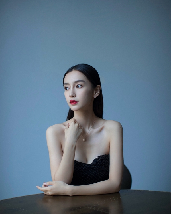 Angelababy网格透视黑裙亮相 出席时装盛典红唇惊艳