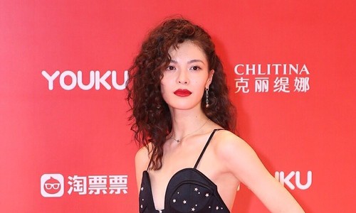 钟楚曦出席上海电影节 两度亮相红毯展现多样魅力