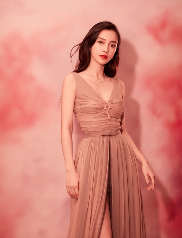Angelababy饱含热情的鲜花之旅 裸色薄纱仙女裙优雅迷人