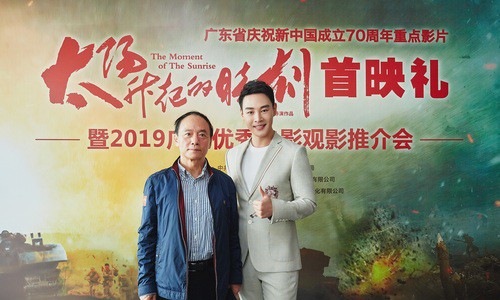 马子洛亮相电影《太阳升起的时刻》首映礼 浅色西装优雅帅气