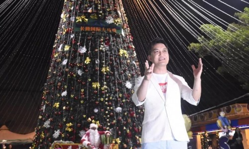 “村长”李锐再度现身长隆，化身圣诞老人开启“马戏奇幻圣诞月”