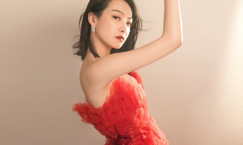 宋茜亮相2019国剧盛典红毯 红丝绒长裙尽显明艳动人