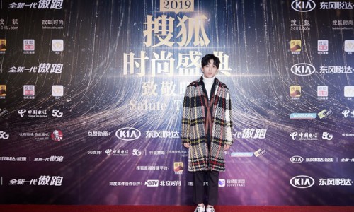 黄子弘凡出席两大年度时尚盛典 首部主演网剧《那年夏天的秘密》将播
