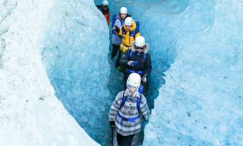 王彦霖《小小的追球》开启冰岛之旅 探索蓝冰洞感慨美景